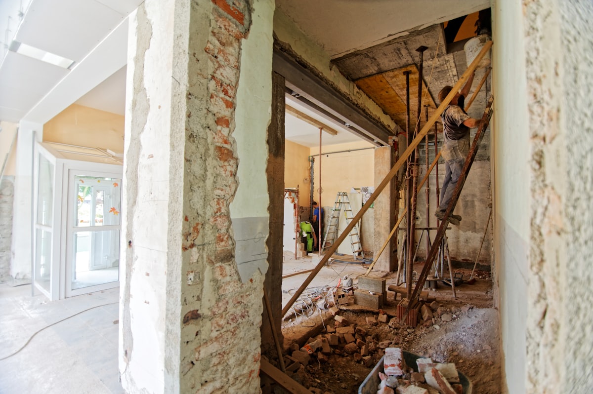 Bolig under renovering med afstivning og nedrevne vægge